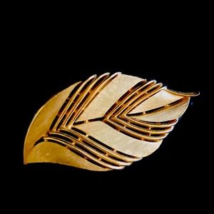 Vintage Crown Trifari Gold Tone Leaf Brooch